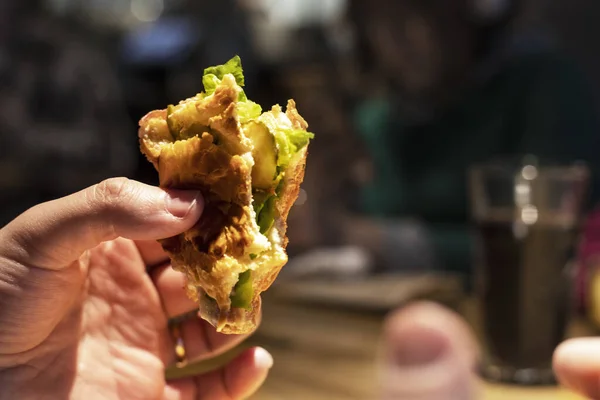 Degetele Ține Bucată Dintr Hamburger Clasic Orizontal — Fotografie, imagine de stoc