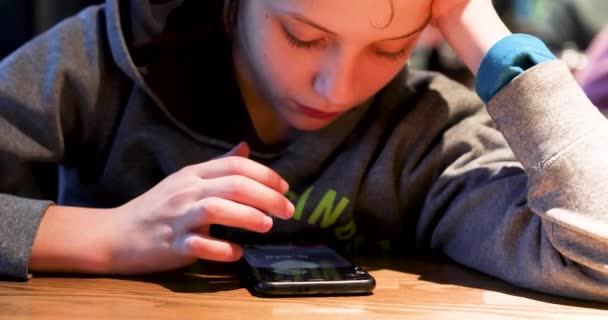 Vacker Pojke Tittar Lektion Smartphone Stötta Huvudet Med Händerna — Stockvideo
