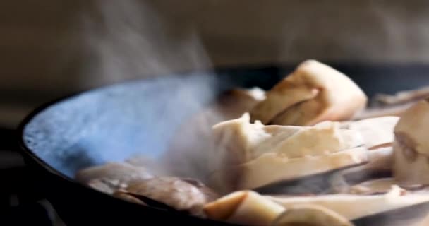 煙の中でフライパンに大きな塊でシャピニョンキノコを調理します — ストック動画
