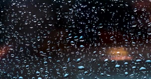 Latar Belakang Gelap Abstrak Dari Tetes Hujan Pada Kaca Luar — Stok Video