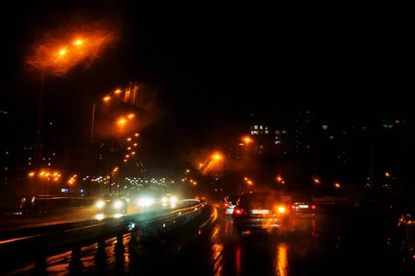 Éjszakai Esős Város Fénylő Lámpákkal Egy Nedves Úton Rossz Idő — Stock Fotó