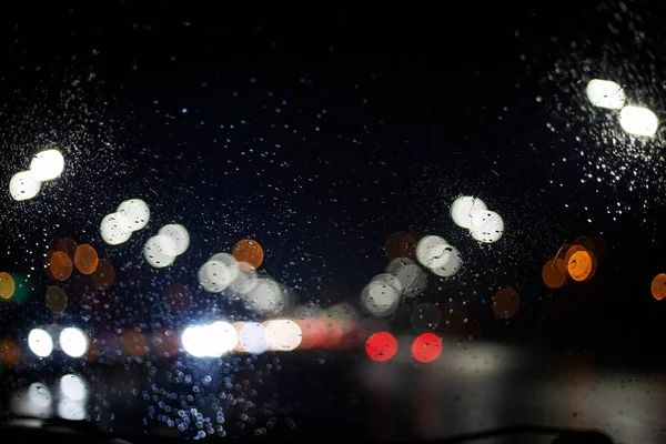 Abstrakcyjne Tło Rozmytych Świateł Reflektorów Mokrej Szybie Samochodu Przy Złej — Zdjęcie stockowe