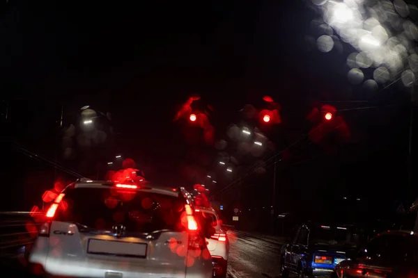 赤い車に照らされた街の夜ぬれた高速道路は雨の中で止まります 悪天候 — ストック写真