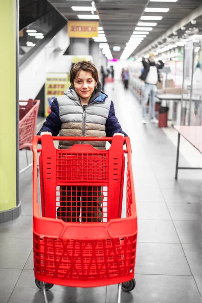 Menino Bonito Com Carrinho Supermercado Vermelho Vazio Shopping Ajuda Familiar — Fotografia de Stock