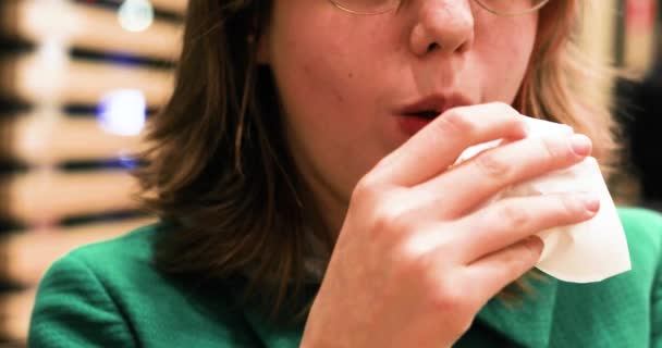 Tenåringsjente Med Rosa Hår Briller Spiser Burger Serviett – stockvideo