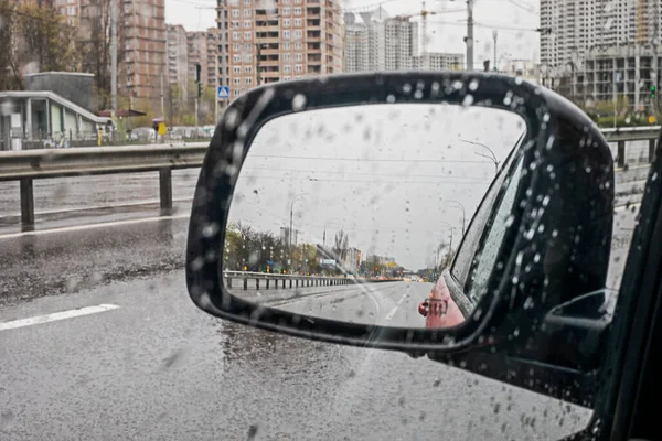雨滴の車の右側の鏡道路上の視界不良 シャワー — ストック写真