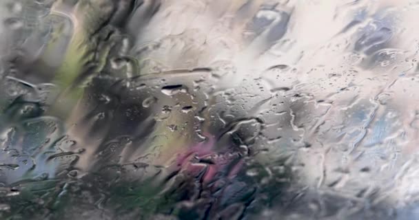 Camdan Yağmurda Kırmızı Şemsiyeli Bulanık Bir Adam Silueti Yatay — Stok video