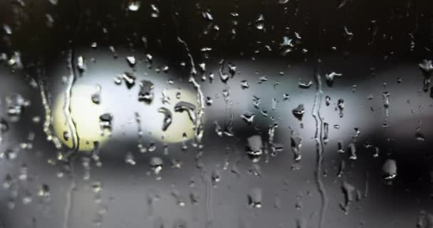 在左边的汽车镜子里 看着一辆在雨中行驶的汽车的轮廓 — 图库视频影像