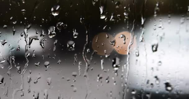 在雨中行驶的汽车的轮廓在左边的汽车镜子里 能见度差 — 图库视频影像
