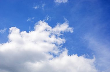 Beyaz bulutlu açık mavi gökyüzü. yatay