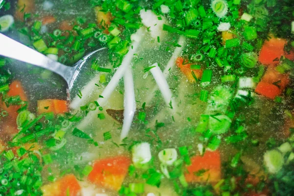 Die Kochende Suppe Mit Kräutern Mit Einem Löffel Umrühren Kochen — Stockfoto