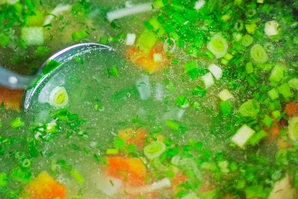 Suppe Mit Kräutern Mit Einem Löffel Kochen Kochen Hause — Stockfoto