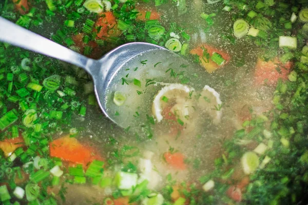 Die Kochende Suppe Mit Kräutern Mit Einem Löffel Umrühren Kochen — Stockfoto