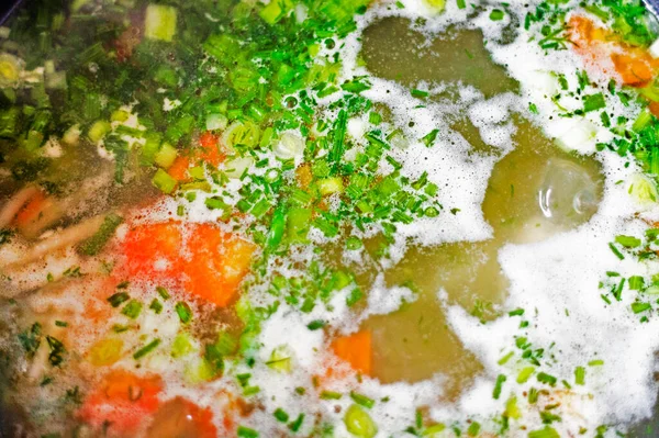 Kogende Kyllingesuppe Med Urter Gulerødder Pasta Hjemmelavet Mad - Stock-foto
