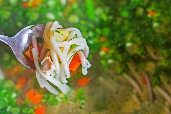 Plná Lžíce Mrkvovou Pastou Kuřecími Kousky Pozadí Zeleninové Polévky Vařit — Stock fotografie