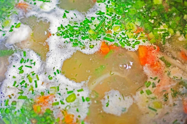 Kogende Kyllingesuppe Med Urter Gulerødder Hjemmelavet Mad - Stock-foto