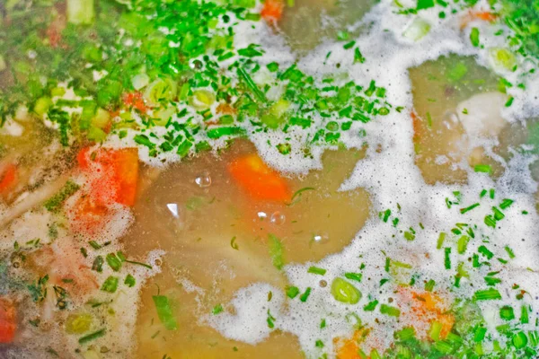 Abstrakt Baggrund Kogende Kyllingesuppe Med Grønne Gulerødder Vandret - Stock-foto