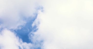 Mavi açık gökyüzü yağmur bulutlarıyla kaplı. hava değişimi
