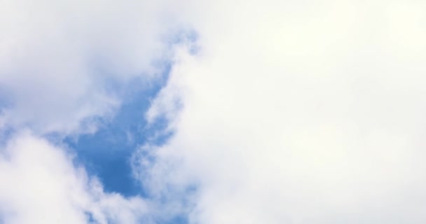 青空は雨雲に覆われています 天候の変化 — ストック動画