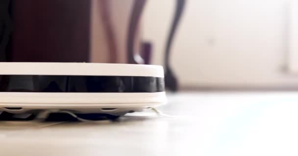 Plisos Robot Takarítja Meleg Csempézett Padló Folyosón Otthoni Asszisztens — Stock videók