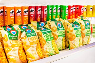 30 Nisan 'da Ukrayna' nın Kyiv kentindeki Respublika alışveriş merkezindeki tezgahta farklı tipte Pringles cipsi