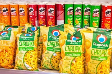 30 Nisan 'da Ukrayna' nın Kyiv kentindeki Respublika alışveriş merkezindeki tezgahta farklı tipte Pringles cipsi