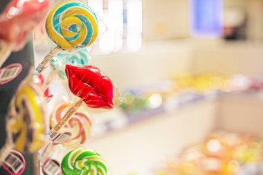 Tezgahtaki kırmızı dudak şeklinde paketlenmiş lolipop.