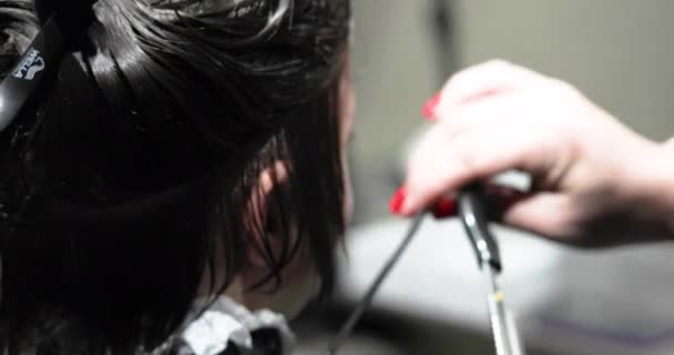 Barbekücü Tarağın Altındaki Saçın Uçlarını Özel Bir Bıçakla Kesiyor — Stok video