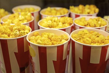 Film izlemeden önce pakette patlamış mısırın farklı çeşitleri vardı.