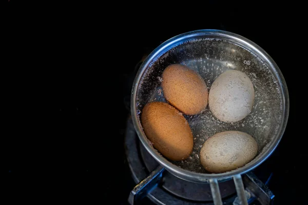 Sobanın Üstünde Bir Tencerede Yumurta Haşla Yumurta Pişirme Sağlıklı Yeme — Stok fotoğraf
