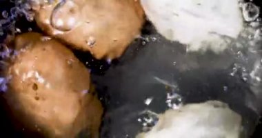 Kaynar suda ocağın üstünde bir tencerede yumurta pişirmek. Düz çizgi