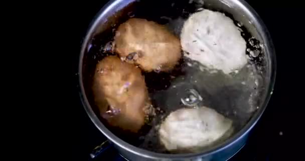 Kook Eieren Een Pan Het Fornuis Kokend Water Vlakke Plaat — Stockvideo