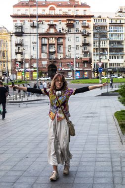 Ukrayna 'nın başkenti Kyiv' de mutlu ve şık bir genç kız yürüyor.