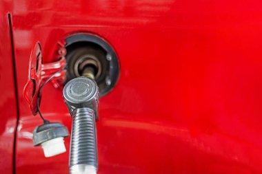Benzin istasyonunda arabaya yakıt ikmali yap. Petrol ürünlerinin ekonomik krizi. Enerji ekolojisi