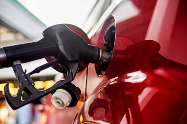 Benzin istasyonunda arabaya benzin doldurun. Petrol ürünlerinin ekonomik krizi. aşağıdan