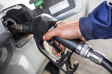  Benzin istasyonunda yakıt ikmali yapıyorum. Depoyu dolduran ve benzini dolduran adam benzin istasyonunda benzinle arabayı yağlıyor. Benzin istasyonunda yakıt ikmali.. 
