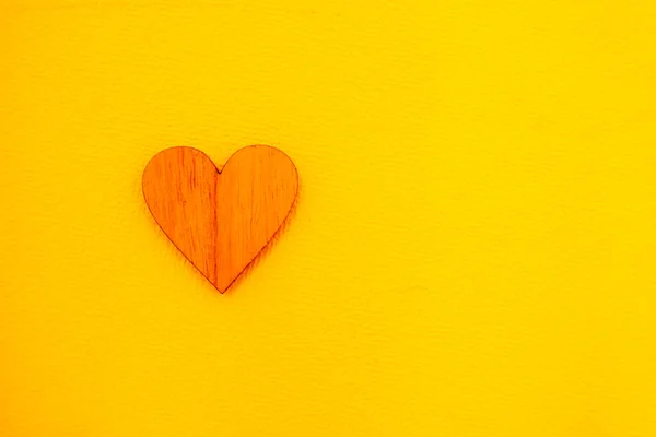Sarı Arka Planda Küçük Tahta Kalp Yatay — Stok fotoğraf