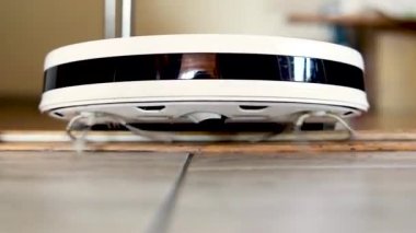 Robot elektrik süpürgesi banyodaki kapı aralığına sıkışmış., 