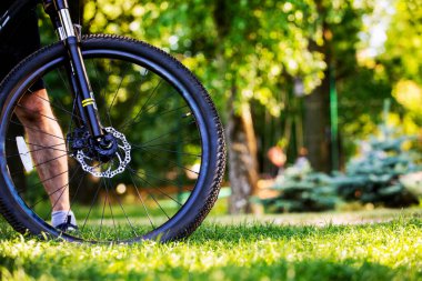Bisiklet sürdükten sonra dinlenen yakın plan bisikletçi. Bisiklet egzersizleri. spor