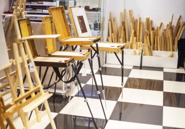 Yaratıcılık mağazasındaki sanatçılar için farklı resim sehpaları ve eskizler