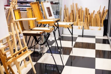 Yaratıcılık mağazasındaki ressamlar için resim ve çizim kitapları