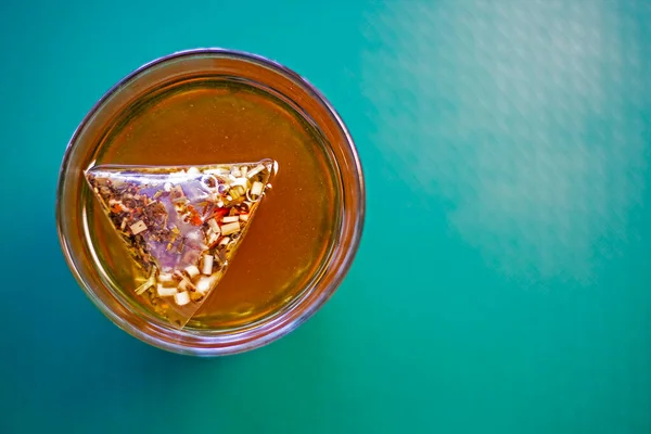 Vařit Průhledné Skleněné Ovoce Bobule Čaj Sáčku Zeleném Pozadí Flatlay — Stock fotografie