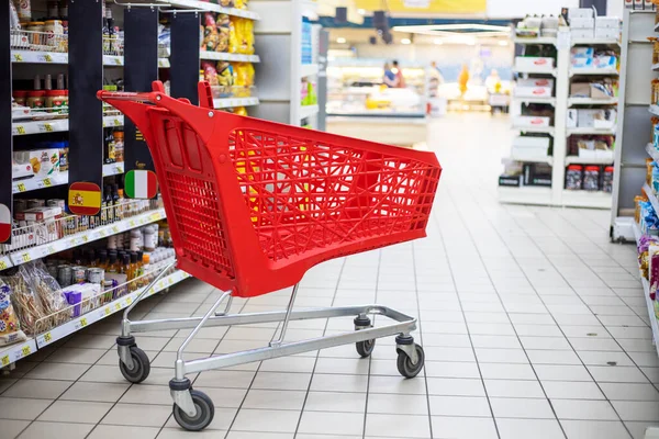 Carrinho Vermelho Vazio Centro Comercial Com Mantimentos Tomadas Auchan Primeiro — Fotografia de Stock