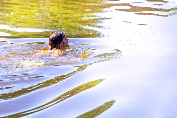 Junge Tenager Schwimmt Einem Sonnigen Tag See Schulferien Vormittagstraining — Stockfoto