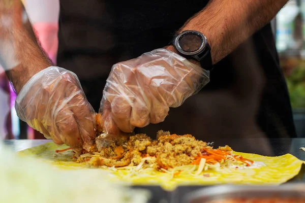 Manos Masculinas Guantes Desechables Preparan Shawarma Vegetariano Comida Callejera — Foto de Stock