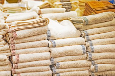 Mağazadaki tezgahın üzerinde Terry Light havluları var. Aile alışverişi