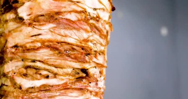 烤羊肉和鸡肉放在吐司上 传统的肉放在三明治里 在冥想中加入沙瓦玛或烤面包 — 图库视频影像