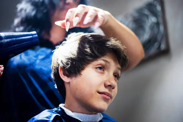 Friseurin Frisiert Einen Teenager Nach Einem Haarschnitt Einem Schönheitssalon — Stockfoto