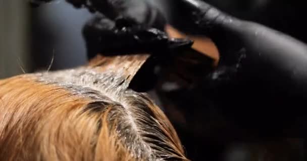 Barbeshoper Handschoenen Brengt Een Reanimatie Masker Met Plantaardige Caroteen Verf — Stockvideo