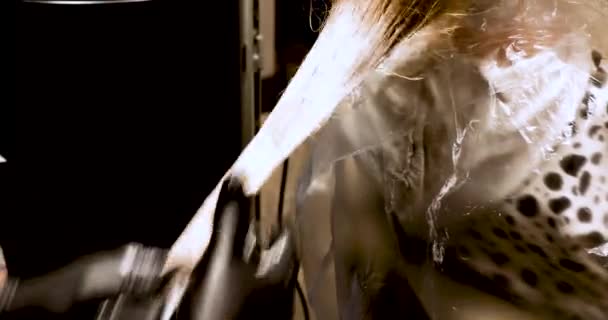Шашлычник Перчатках Втирает Краску Длинные Волосы Девушки — стоковое видео